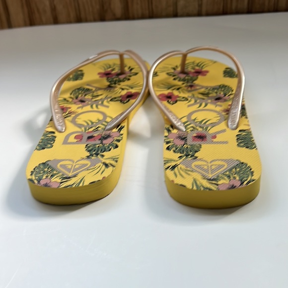 Roxy womens gold flowered flip flops - Picture 3 of 5